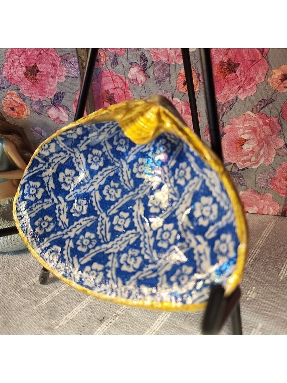 DECOUPAGE CLAM SHELL DECOUPAGE BLUE PATTERN ON A CLAM SHELL TRINKET DISH - Picture 3 of 11